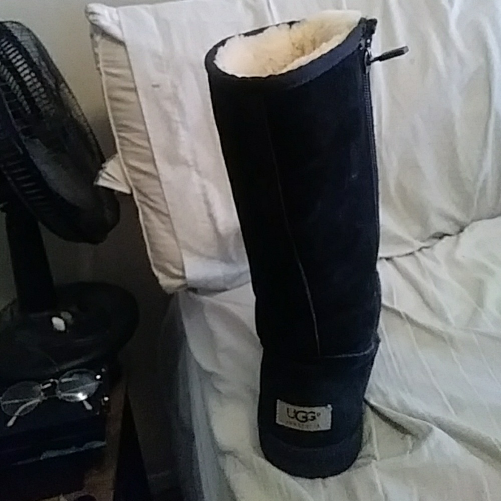 UGGs - Picture 3 of 4